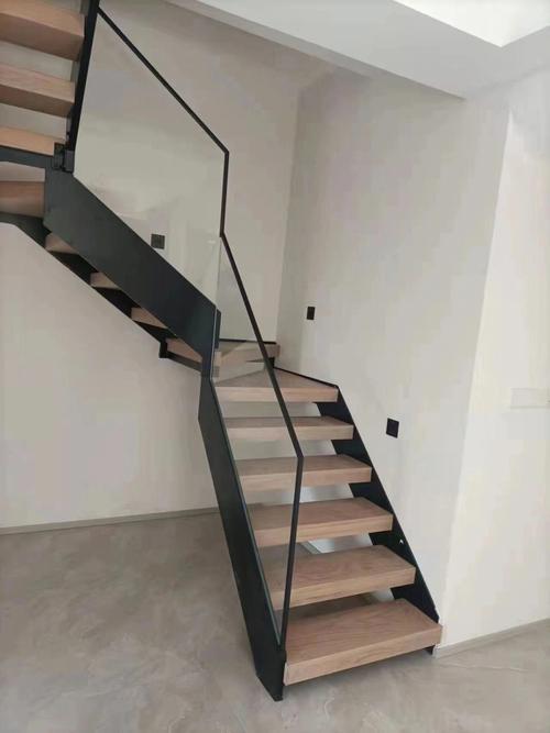 钢楼梯设计技巧 钢结构楼梯装饰效果图